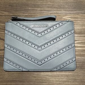 Michael Kors Ellis Zipper
Clutch Leather Studded Michael Kors Pearl Blue